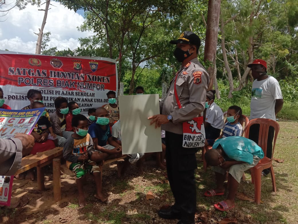anak anak biak numfor papua menjadi ceria dengan kehadiran kakak kakak polisi pi ajar 9529
