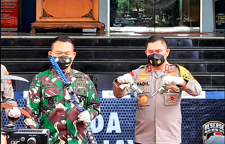 ancam keselamatan petugas enam diduga pengikut habib rizieq terpaksa ditindak tegas terukur di tol cikampek 32846