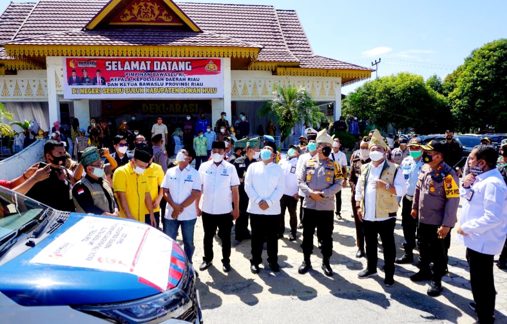 anggota bawaslu ri bersama kapolda riau lepas 50 armada tim patroli money politic 32825
