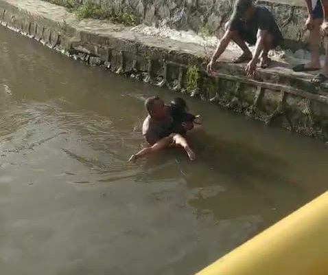 anggota ditpoludara baharkam selamatkan anak perempuan yang nyaris tenggelam di sungai cipayung 84600