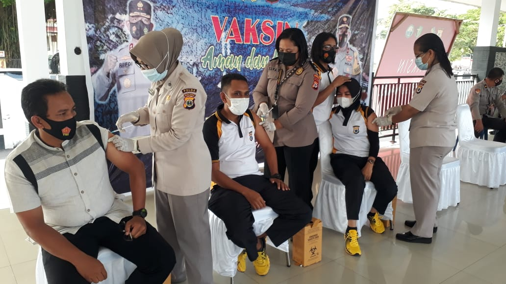 anggota polda maluku terima vaksin covid 19 36893