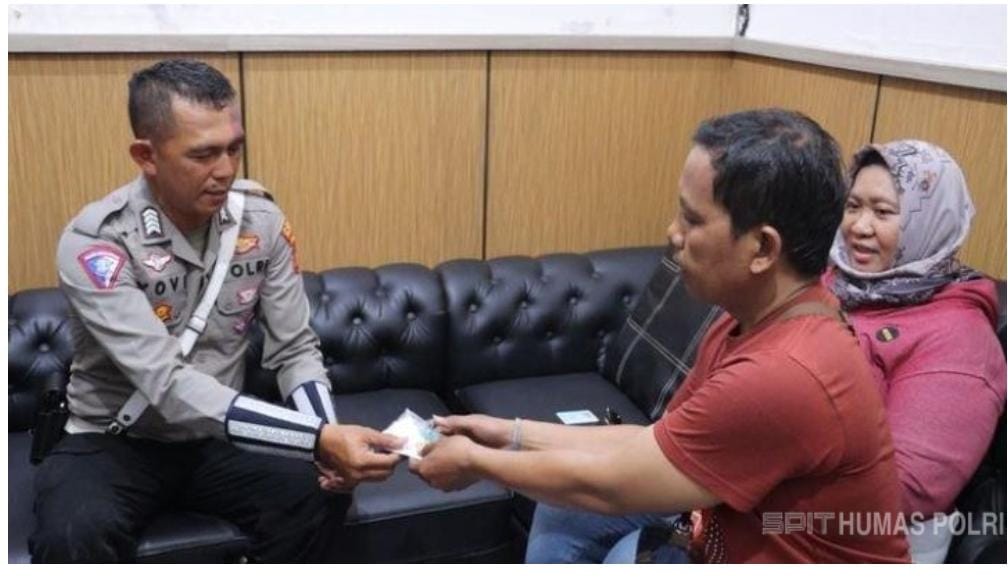 anggota polres majalengka kembalikan emas milik warga yang jatuh di jalan 78652