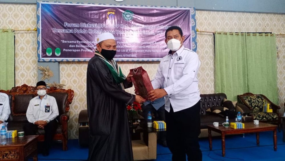 anticipating radicalism and terrorism south kalimantan regional police visited islamic boarding school in hss regency 29158