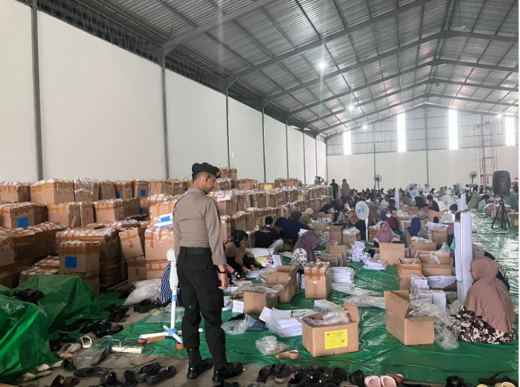 antisipasi gangguan polisi lakukan pengamanan dan pengecekan gudang logistik kpu di balikpapan 69042
