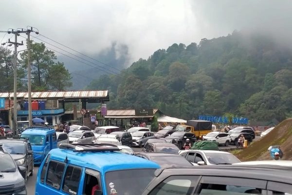 antisipasi macet di puncak polisi arahkan pengendara tujuan bogor ke jalur alternatif 72617