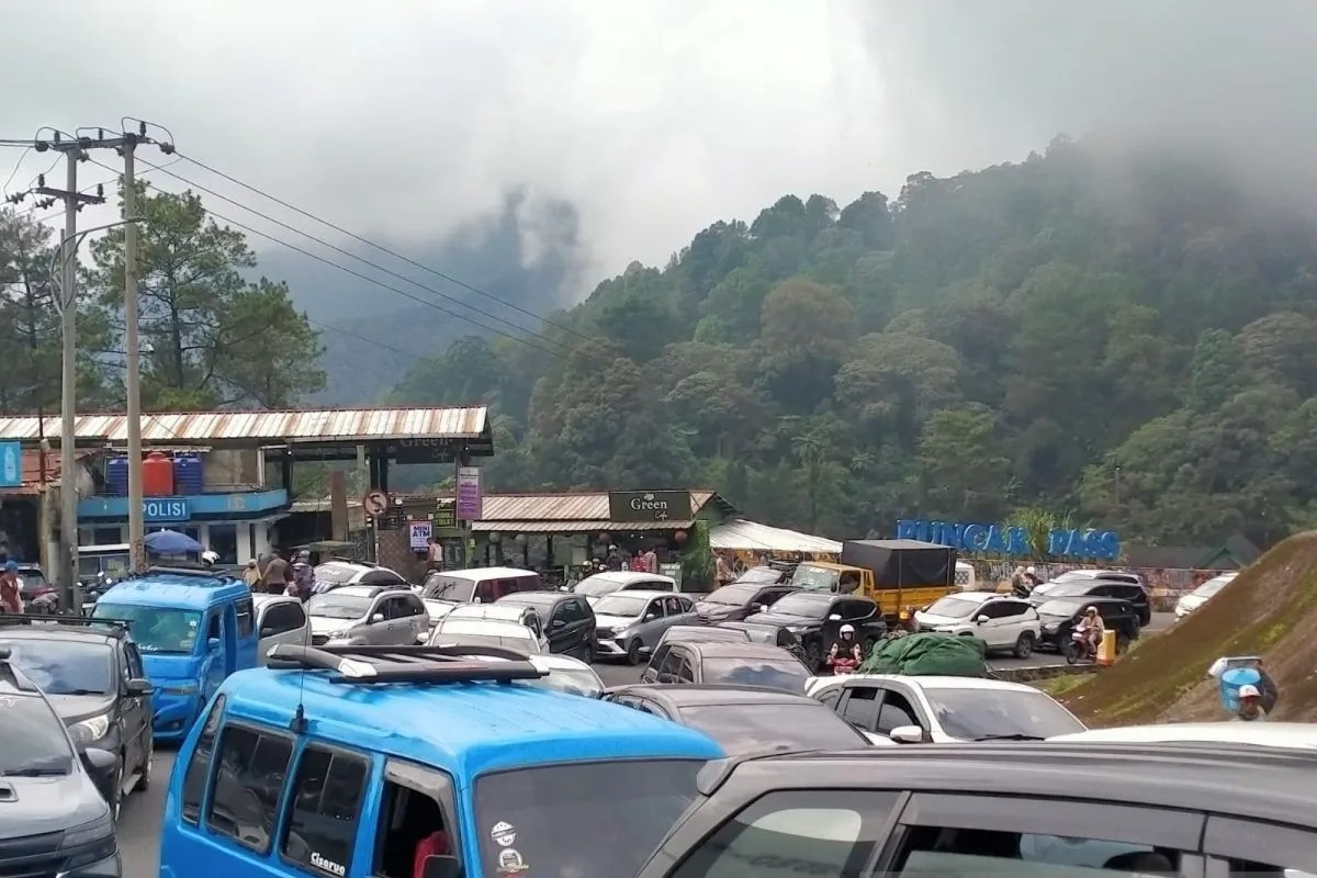antisipasi macet di puncak polisi arahkan pengendara tujuan bogor ke jalur alternatif 72617