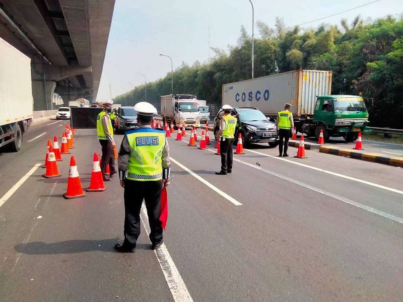 antisipasi mudik idul adha polisi sekat km 31 tol cikampek 20213