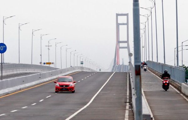 antisipasi penyebaran covid 19 polda jatim lakukan penyekatan di pintu masuk surabaya madura 37043