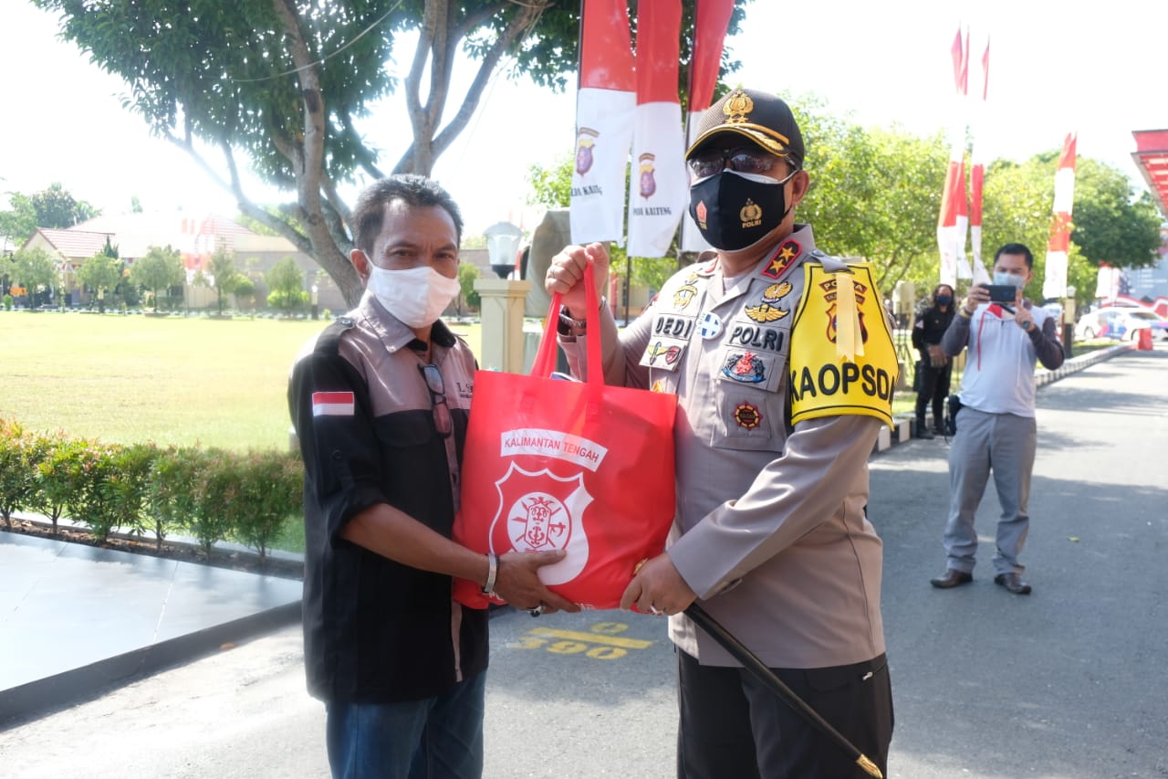 antisipasi penyebaran covid 19 polda kalteng bagikan 3000 masker dan 100 sembako kepada masyarakat 11412