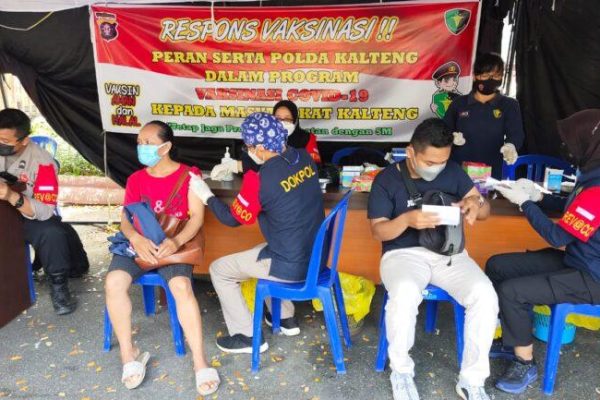 antisipasi penyebaran covid 19 polda kalteng terus lakukan vaksinasi massal kepada warga lansia dan dewasa 37040