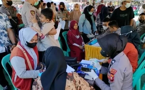 antusias warga ikuti gebyar vaksinasi menyambut hut ri ke 77 di polda gorontalo 48848
