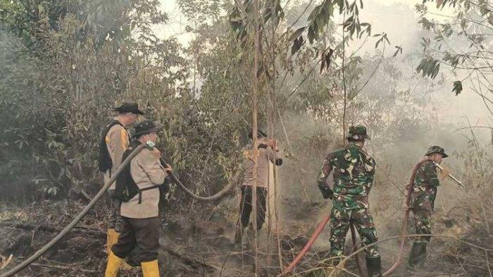 aparat gabungan dari riau berupaya padamkan karhutla di riau walaupun saat momen lebaran 57211