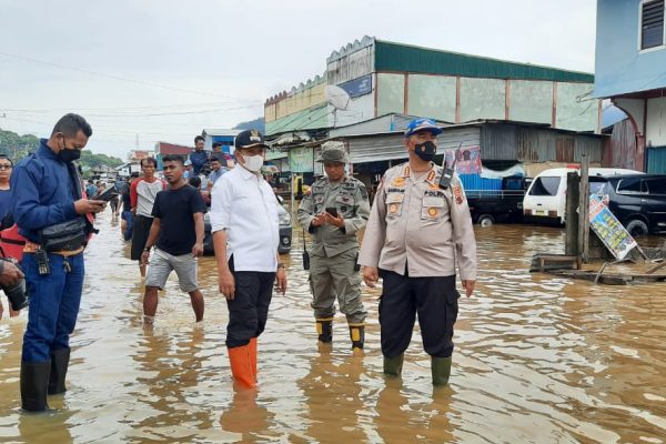 aparat gabungan tni polri dan basarnas dikerahkan bantu evakuasi korban bencana banjir dan tanah longsor 22750