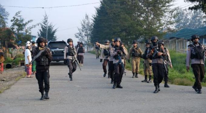 aparat tni polri bersenjata lengkap jaga salat idul fitri dan ibadah kenaikan isa al masih di ilaga papua 31349