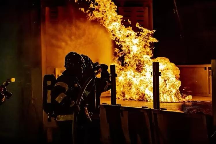 api hanguskan sekitar gandaria city ratusan motor habis terbakar 62216