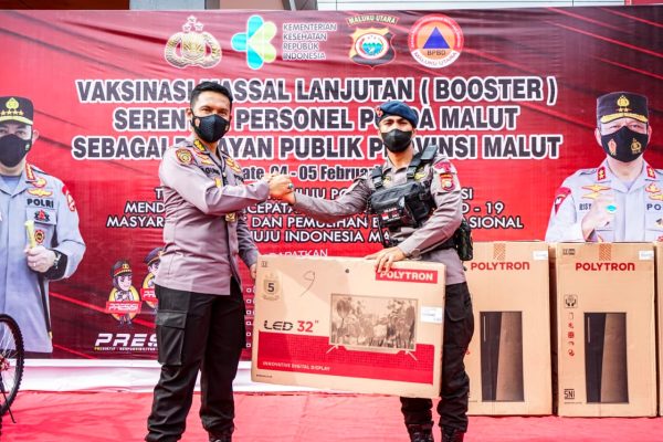 apresiasi personel polda malut bagikan doorprize di pelaksanaan vaksinasi massal booster pelayanan publik 23261