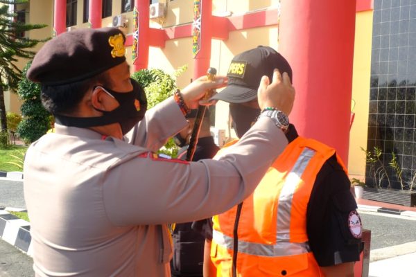 apresiasi tugas dan kinerja pers kapolda kalteng berikan rompi dan topi peliputan 32548