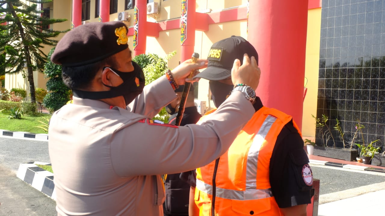 apresiasi tugas dan kinerja pers kapolda kalteng berikan rompi dan topi peliputan 32548