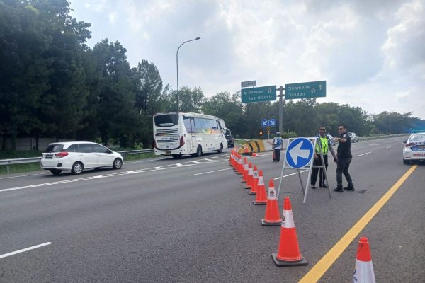 arus balik mudik jtt alihkan lalin tol jakarta cikampek keluar gt kalihurip secara situasional 72616
