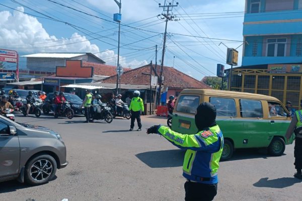 arus meningkat polres garut lakukan sistem one way 72495