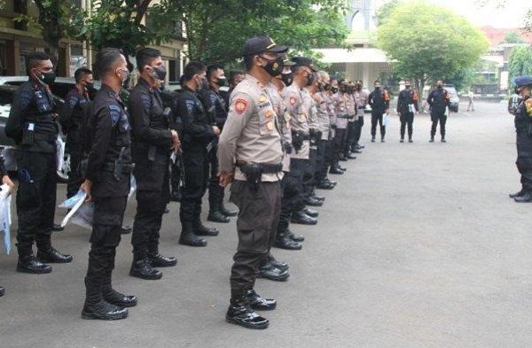 as many as 40 personnel from the mobile brigade under national polce central java police help handling covid 19 28899