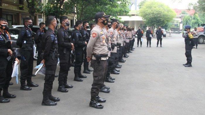 as many as 40 personnel from the mobile brigade under national polce central java police help handling covid 19 28899