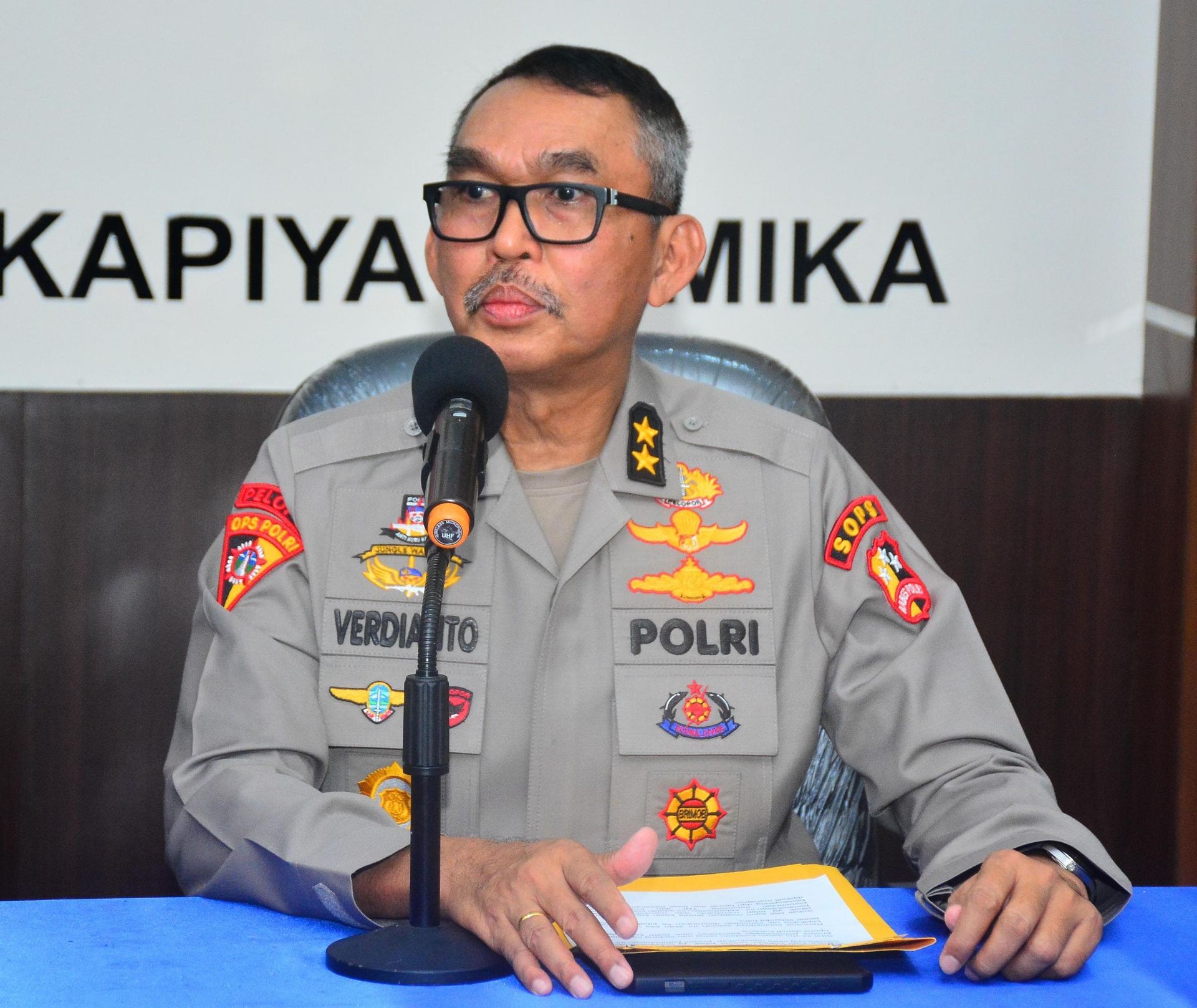 asops kapolri apresiasi keberhasilan tim gabungan tni polri dan satgas ops damai cartenz 2024 bebaskan pilot philip mark mehrtens dari kkb 79122
