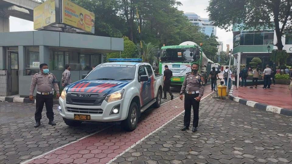 assisting covid 19 handling in jakarta riau regional police send ton of oxygen 40686