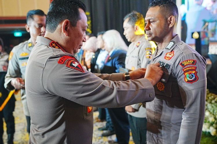 atas dedikasinya polisi di perbatasan ri timor leste terima pin emas dari kapolri 65916