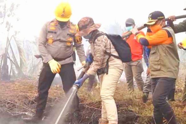 atasi karhutla kapolda riau ajak istri pantang pulang sebelum padam 30754