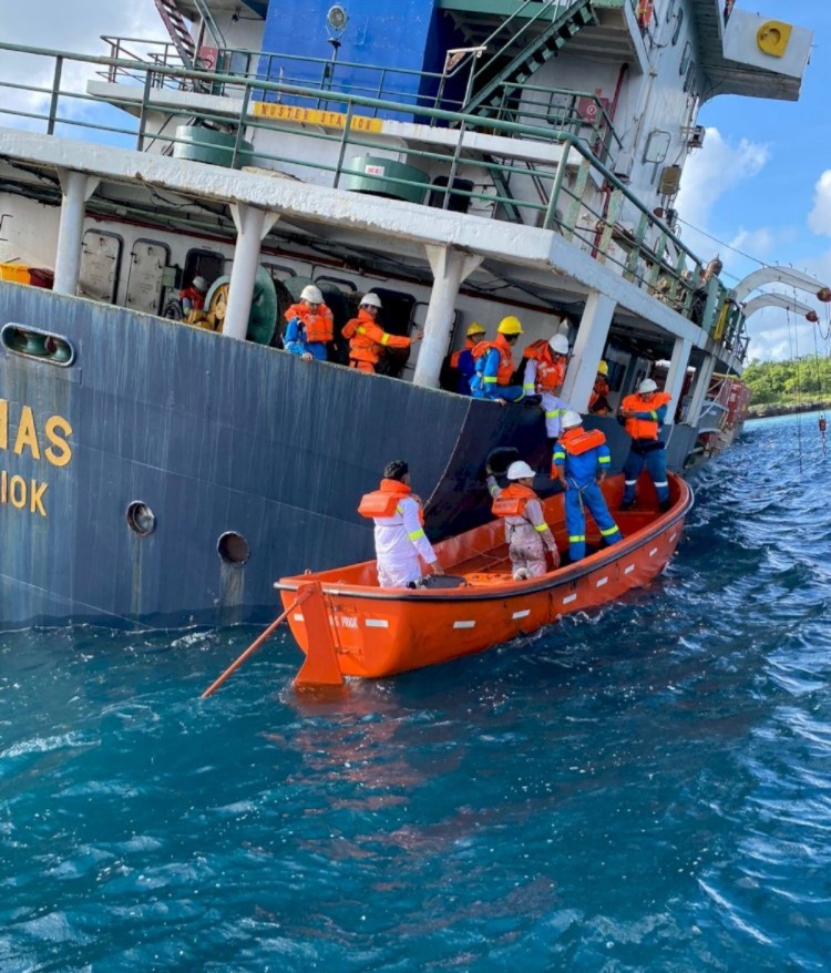awak kapal kargo mv kuala mas berhasil dievakuasi oleh personel ditpolairud polda ntt di perairan desa bolok 82233