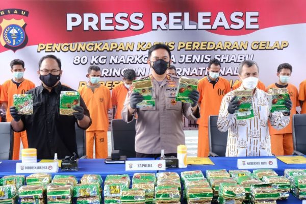 awal kepemimpinan kapolda riau dit resnarkoba polda riau berhasil amankan 80 kg sabu asal malaysia dan ringkus 11 pelaku 17631