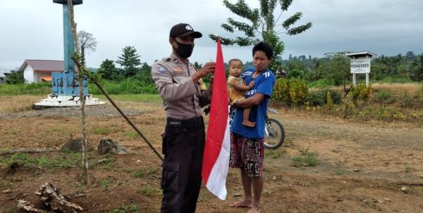 bagikan bendera merah putih kepada warga suku pedalaman aipda sainul tempuh jarak 35 kilo 11383