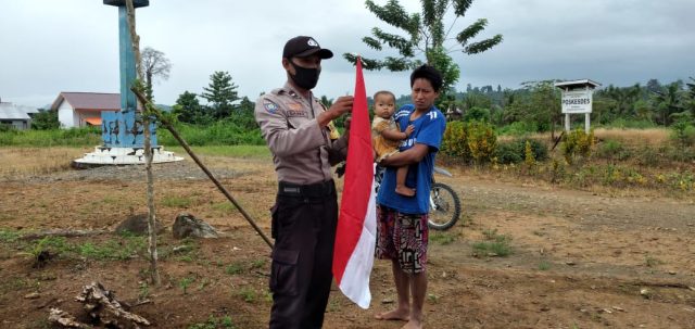 bagikan bendera merah putih kepada warga suku pedalaman aipda sainul tempuh jarak 35 kilo 11383