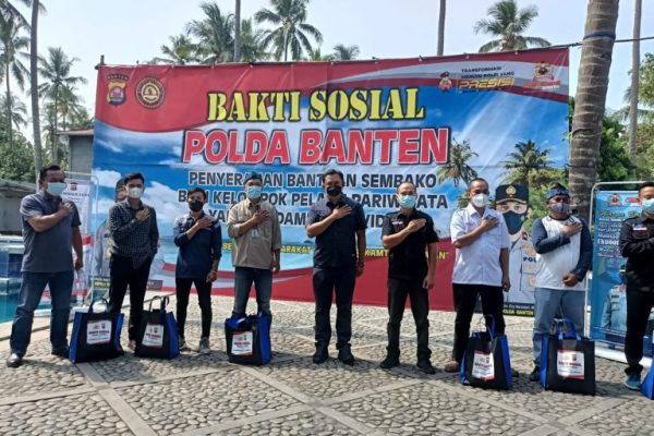 bagikan ribuan paket sembako ini bentuk kepedulian polda banten terhadap kelompok pelaku pariwisata 9486