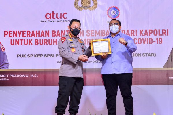 bagikan ribuan sembako kapolri titip pesan buruh tetap jaga prokes 24783