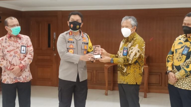 bahas pentingnya pembelajaran dan kualitas sdm polda jatim gelar audiensi dengan unair 9012