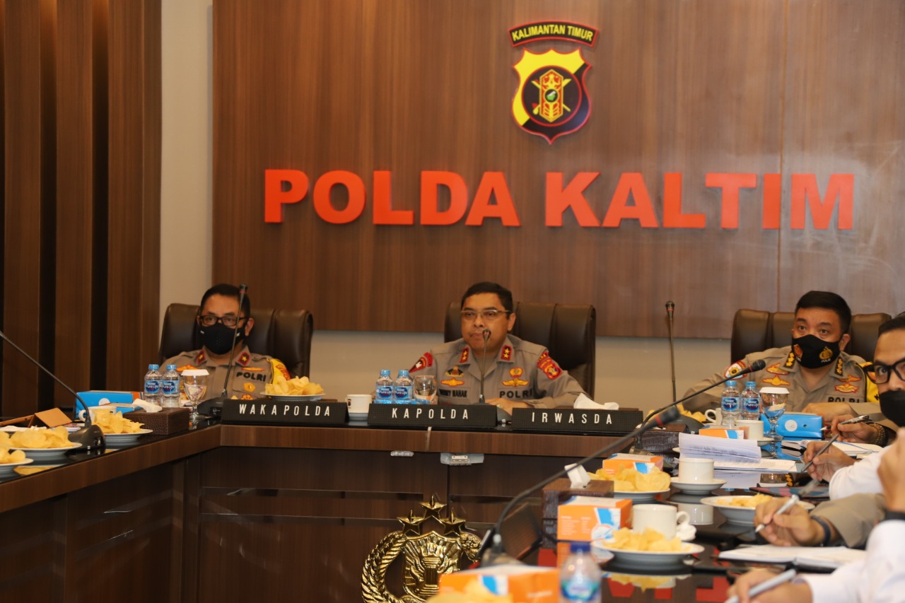 bahas situasi kamtibmas terkini kapolda kaltim pimpin rapat anev secara virtual 32688