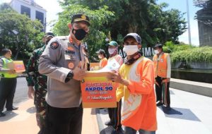 baksos akpol 1990 waka polda bagikan sembako on the spot di kota pahlawan surabaya 9658