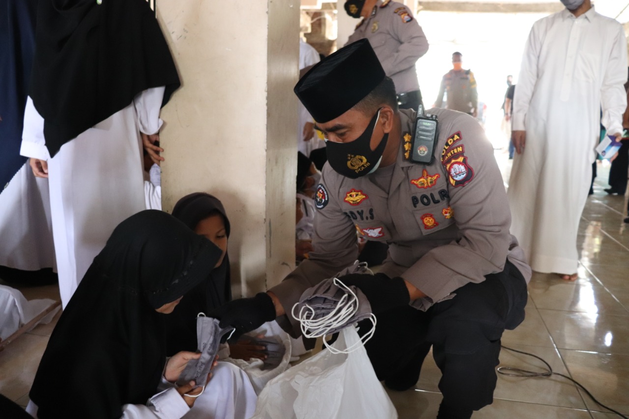 bakti sosial polda banten bagikan paket sembako ratusan masker ke ponpes baitul qur an 11525