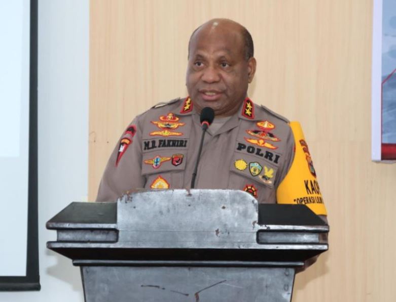 baku tembak dengan kkb 3 personel polri terluka 53112
