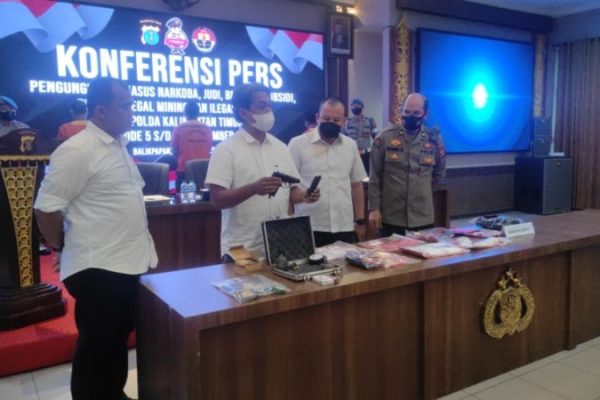 bandar sabu menyamar jadi polisi pas ditangkap tunjukkan kalung reserse 49876
