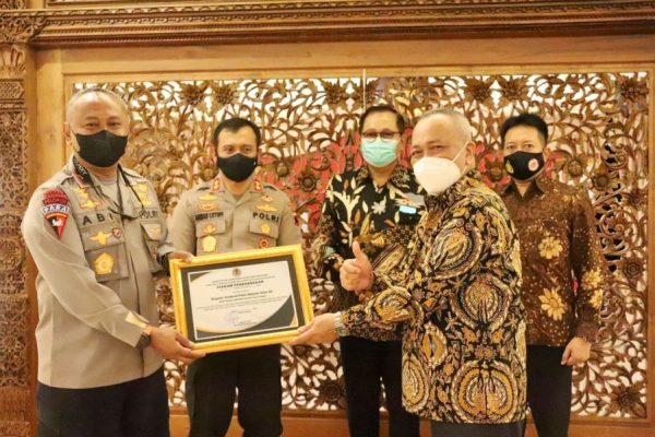 bangun sinergi dalam melestarikan lingkungan kapolda dan wakapolda jateng terima penghargaan penegakan hukum peredaran satwa liar 22732
