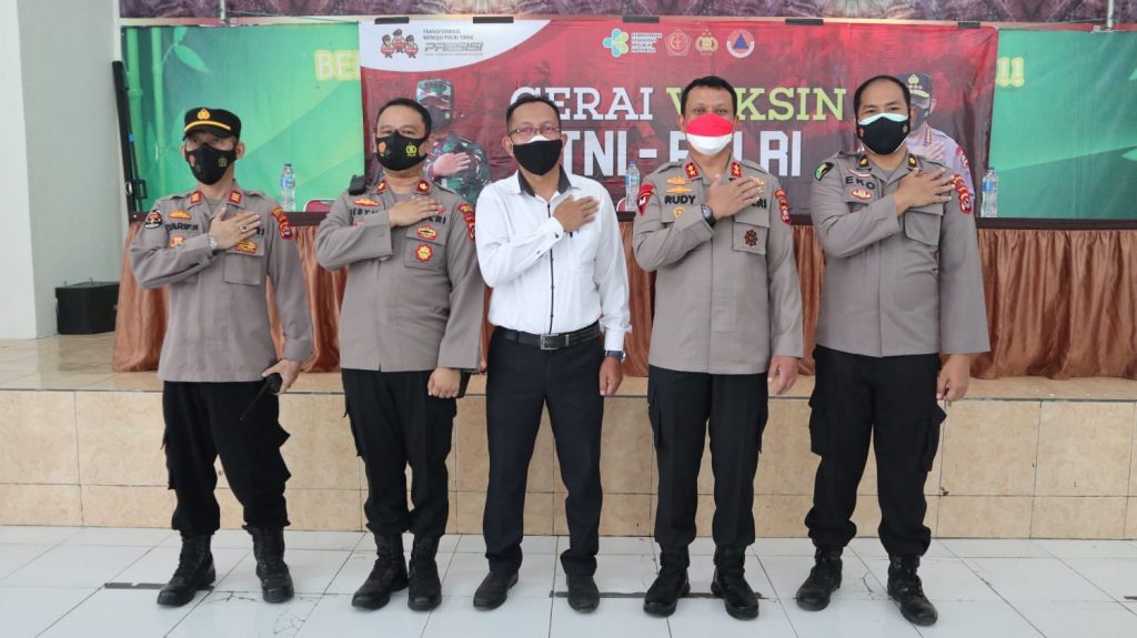 banten regional police chief reviews vaccination at sman 1 ciruas 41376