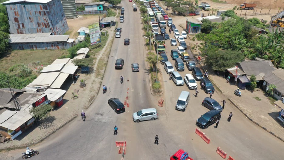 banten regional police perform blocking vehicles towards tourist locations 42682