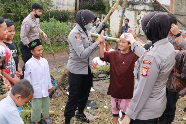 bantu atasi gangguan psikologis polwan polda jabar ajak anak bermain pasca gempa di lokasi pengungsian 51982