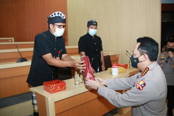 bantu jaga kondusifitas kamtibmas serta prestasi lainnya kapolri beri penghargaan kepada dua pecalang bali 30461