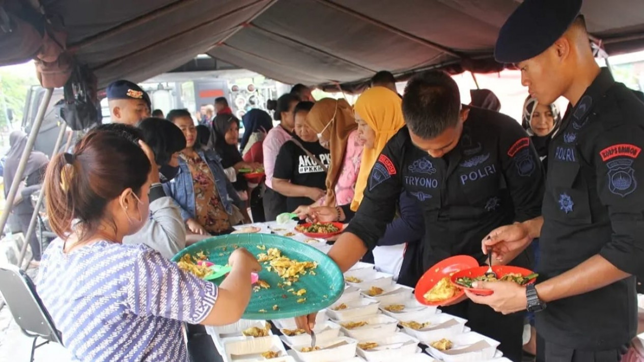 bantu korban banjir satbrimob polda jateng buka dapur lapangan di kaligawe 53016