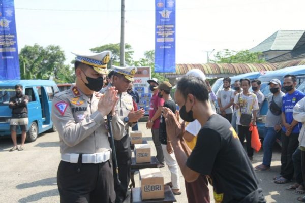 bantu masyarakat korlantas polri bagikan ribuan paket sembako 49747