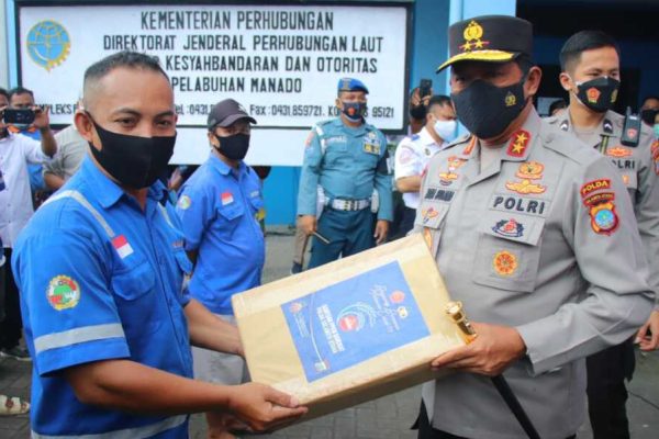 bantu masyarakat yang terdampak ppkm kapolda sulut berikan 300 paket sembako kepada buruh di pelabuhan manado 26717